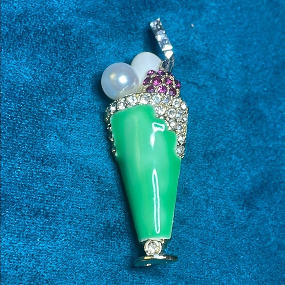 Jewelry - Elegant Green Milkshake Brooch